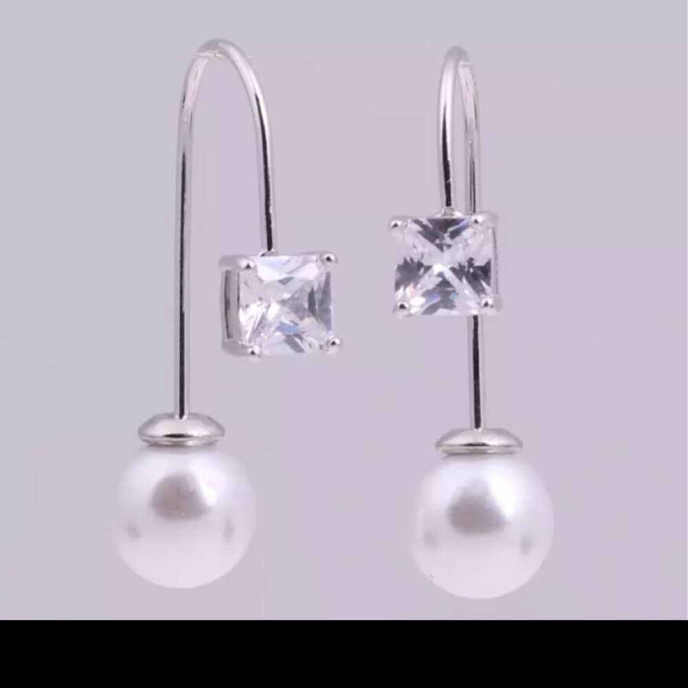 Gorgeous earrings with pearl on the bottom